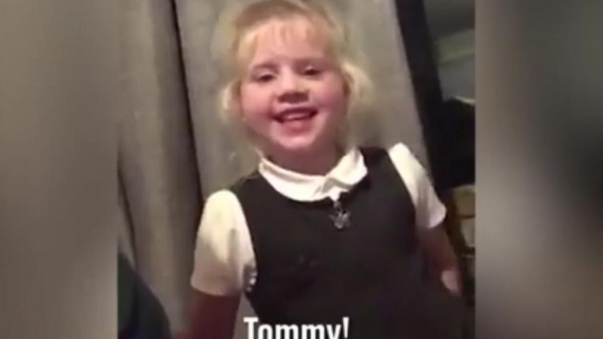 a venit acasa cu un inel de logodna in ghiozdan si parintii au crezut ca e de jucarie ce au