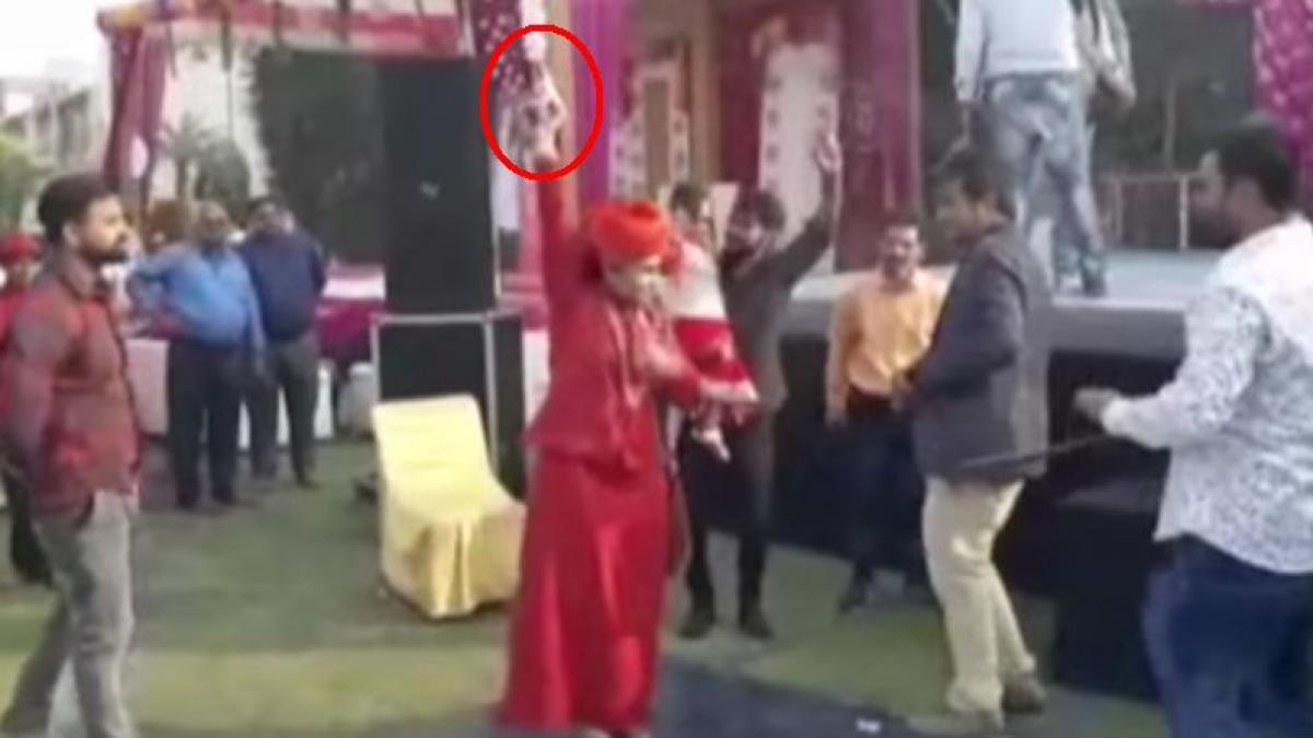 erau la o nunta si sarbatorau cu mirii cand au fost impuscati in timpul unei traditii stupide toti