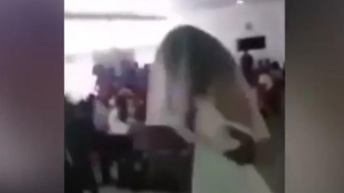 o amanta furioasa a aparut la biserica imbracata cu rochia miresei si l a dat de gol pe mirele