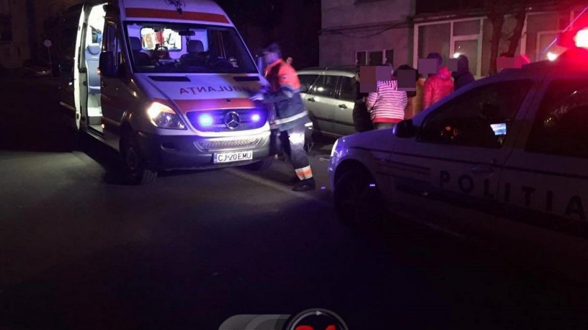 tineri cazuti pe jos pe o strada din dej