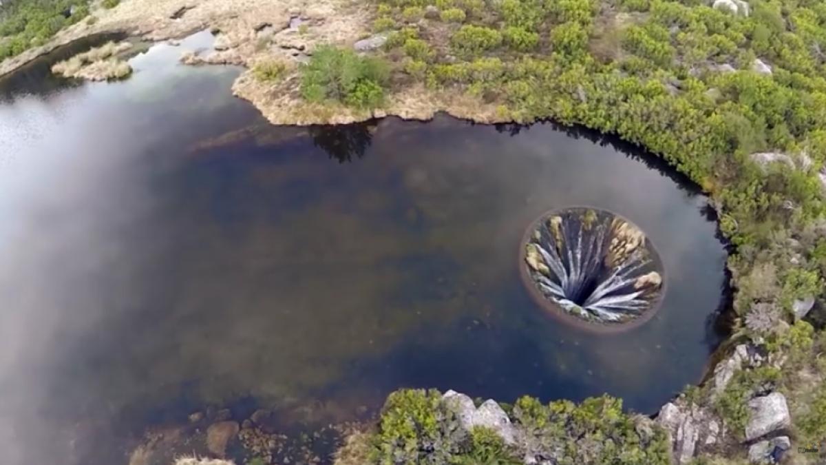 credeau ca au gasit portile iadului ce au vazut cativa turisti cand s au apropiat de acest lac foto