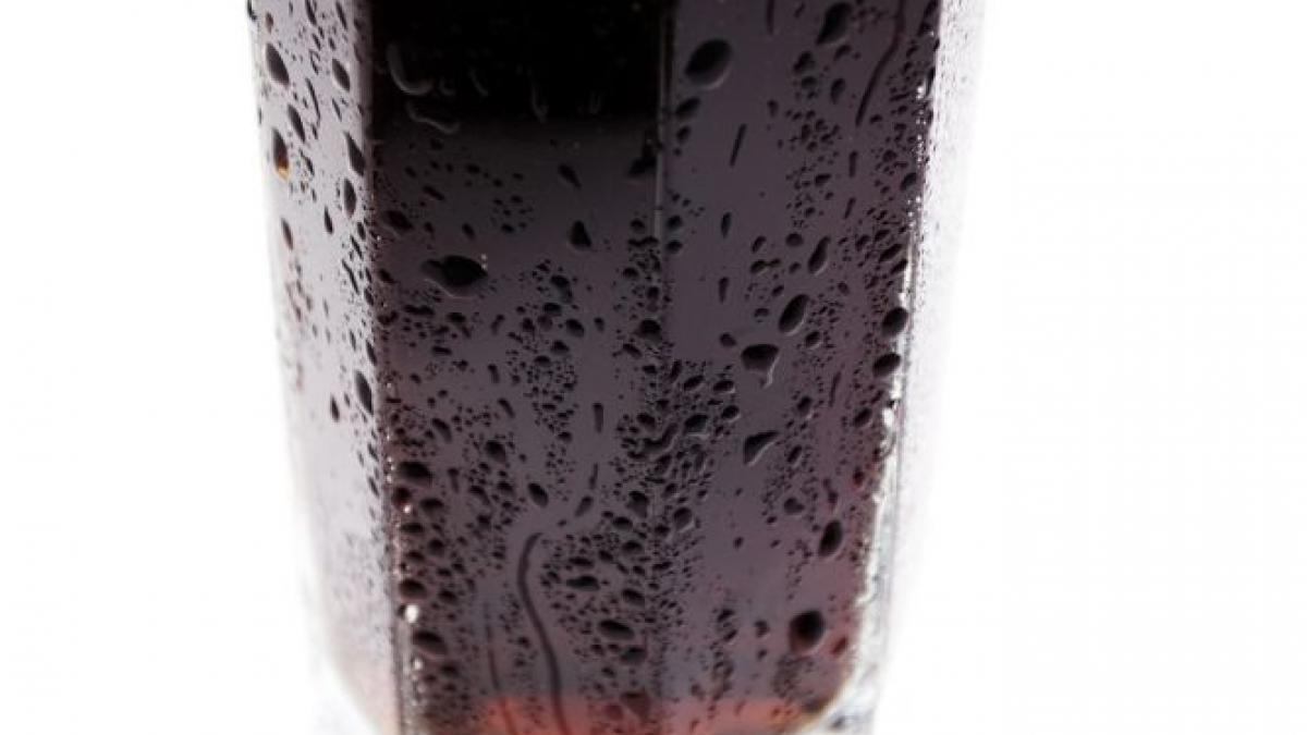 de ce cola bauta din sticla e mai buna