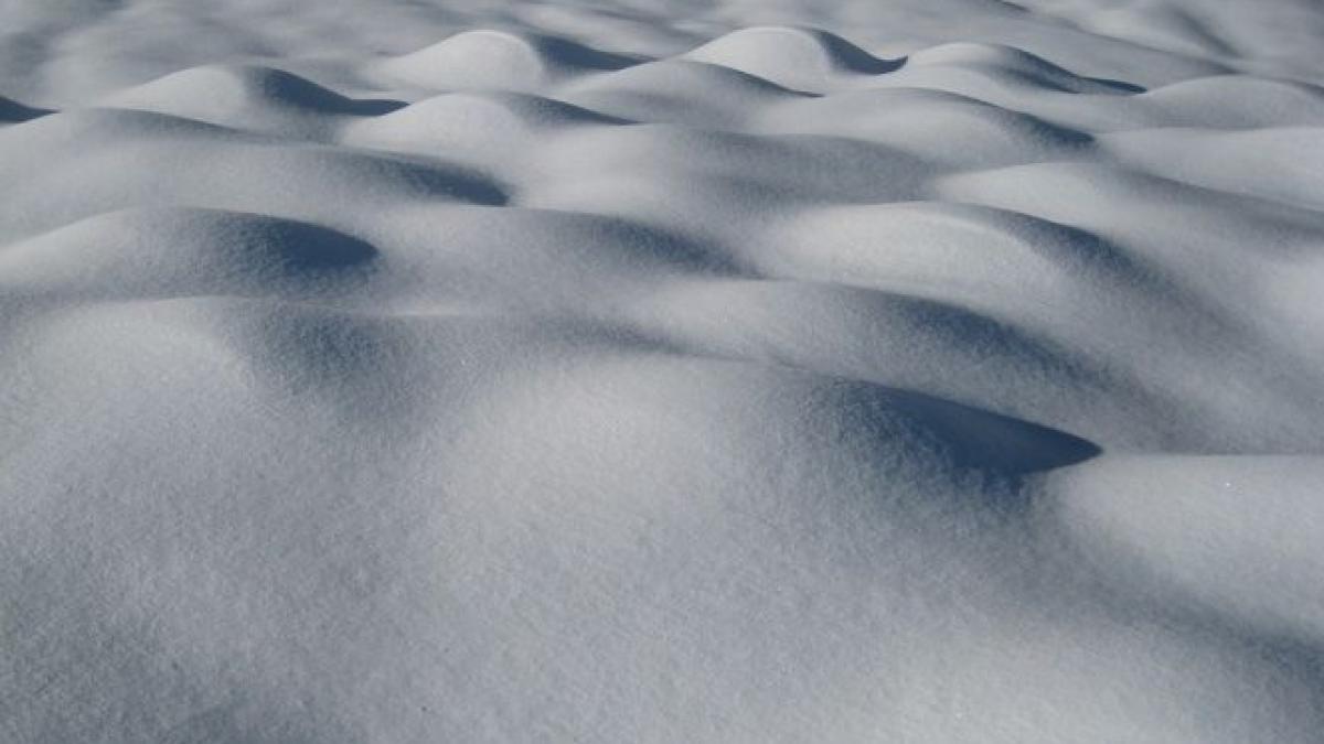 iarna in fagaras stratul de zapada depaseste 30 de centimetri este risc de avalansa