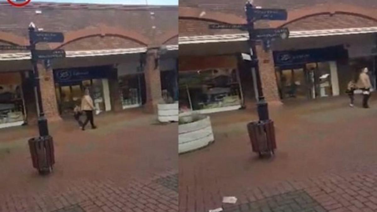 s a urcat pe acoperisul unui mall si a aruncat cu bani oamenii s au repezit sa i adune de pe jos