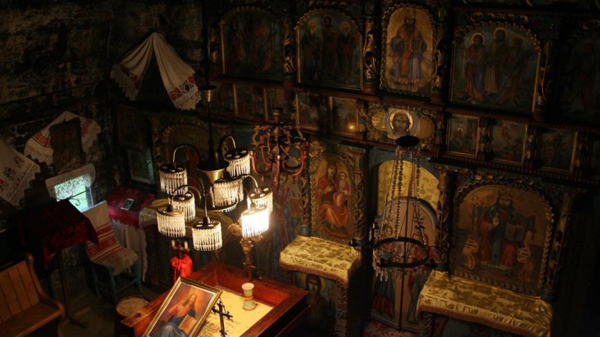 un pictor indraznet a facut dintr o mica biserica din romania o atractie turistica inedita