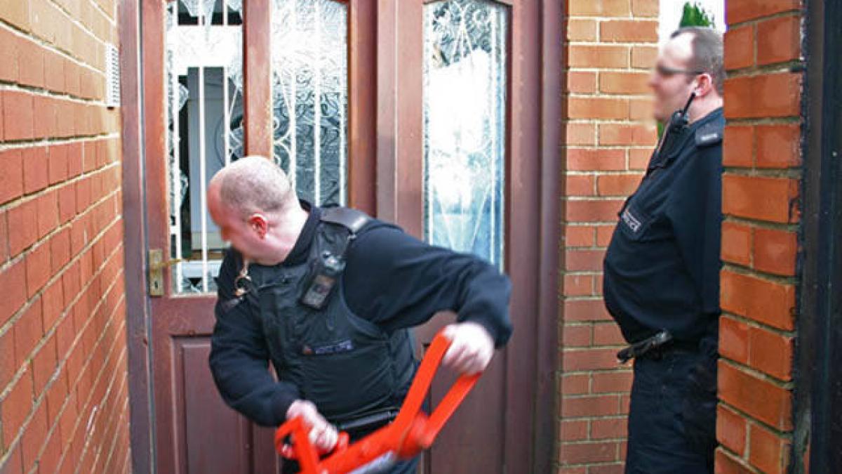 vecinii au simtit un miros ciudat venind din aceasta casa si au chemat politia ce au gasit inauntru