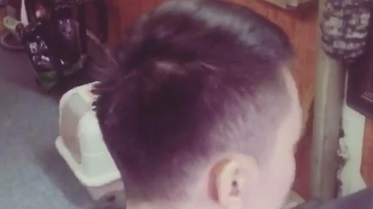 a mers sa se tunda insa a avut un soc ce avea in mana frizerul cand s a apropiat de scalpul sau