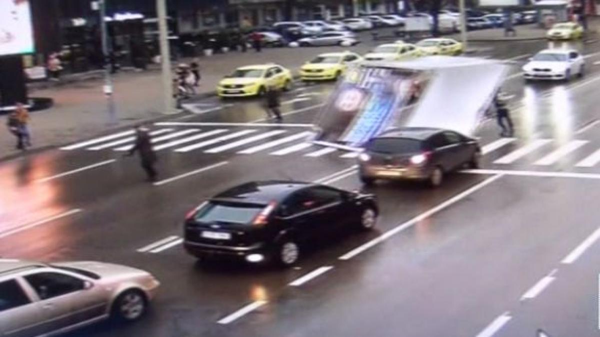 a murit barbatul lovit de panou