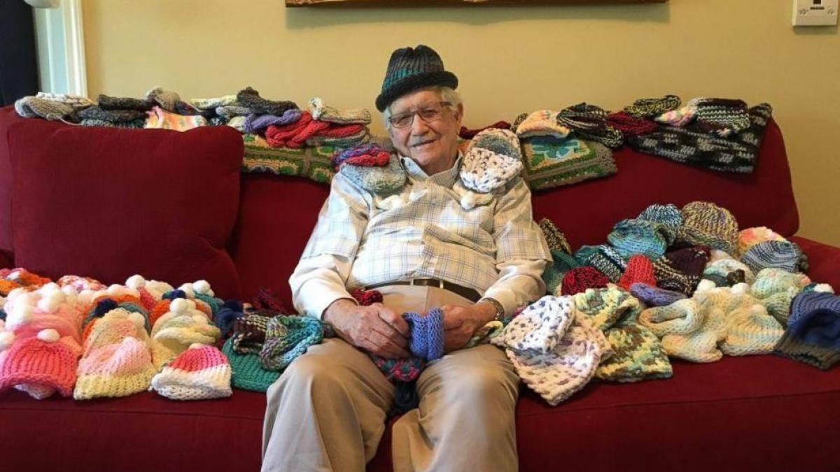 motivul pentru care acest bunic este inconjurat de sute de caciulite pentru bebelusi