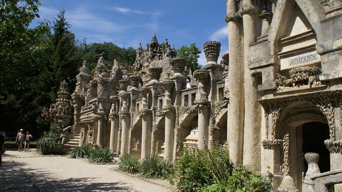 palatul fabulos ridicat de un postas timp de 33 de ani