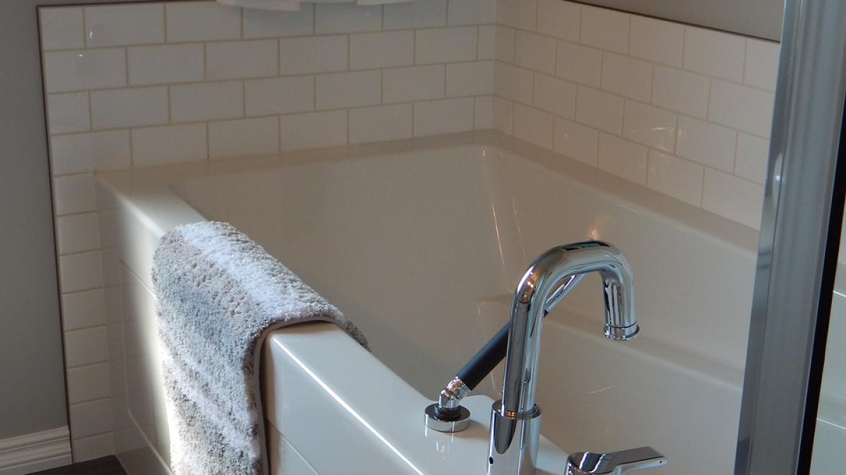 romanca a decis sa nasca in apa in propria baie ce s a intamplat apoi este infiorator