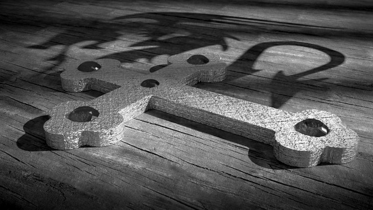 romanii dintr o comuna din covasna obligati de administratia maghiara sa si darame cu mana lor