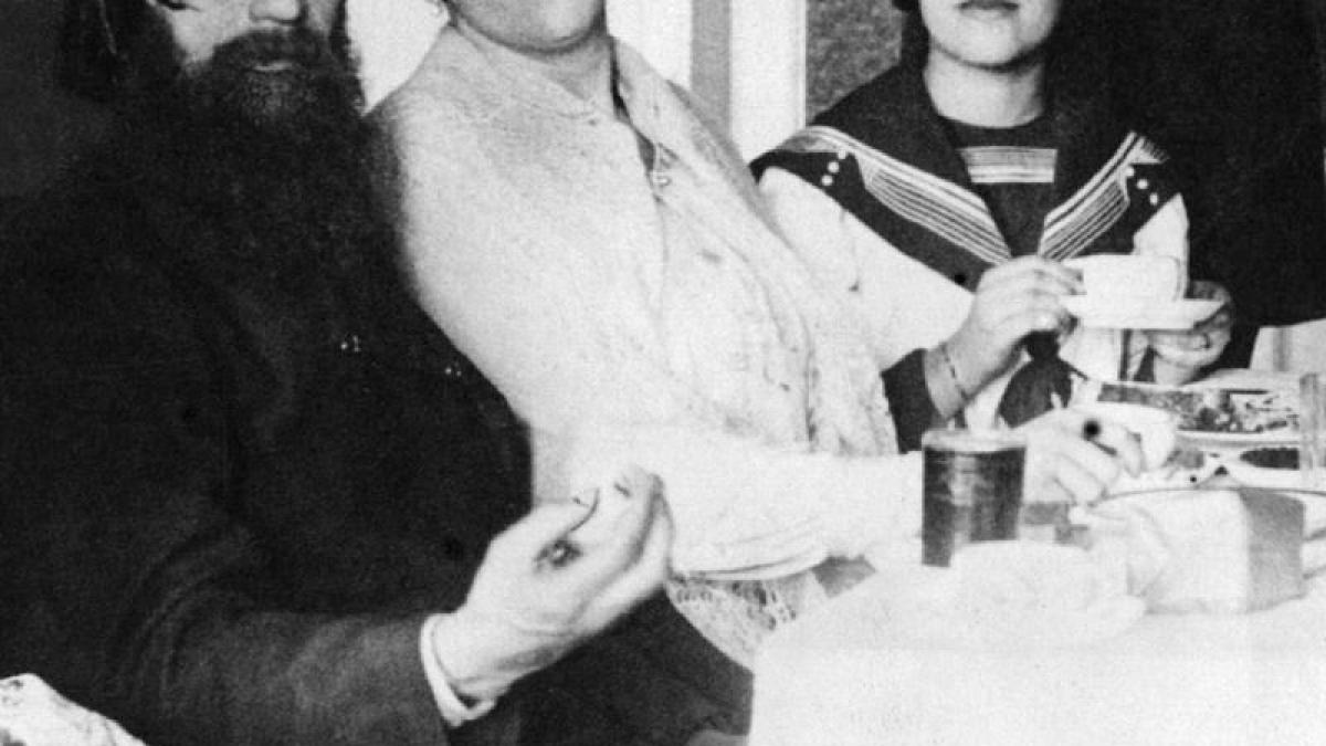 viata nebuna a fiicei lui rasputin cum a reusit sa scape de furia bolsevicilor