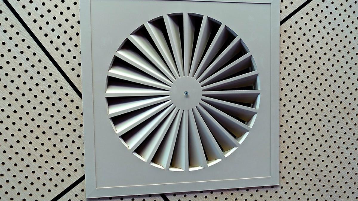 au montat o camera video in toaleta unei cafenele scandal urias dupa ce au fost gasite filmarile