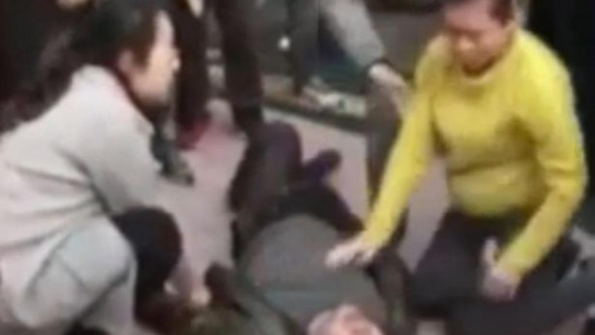 o gravida in luna a saptea a atins un barbat in timp ce mergea pe strada omul a picat la pamant si