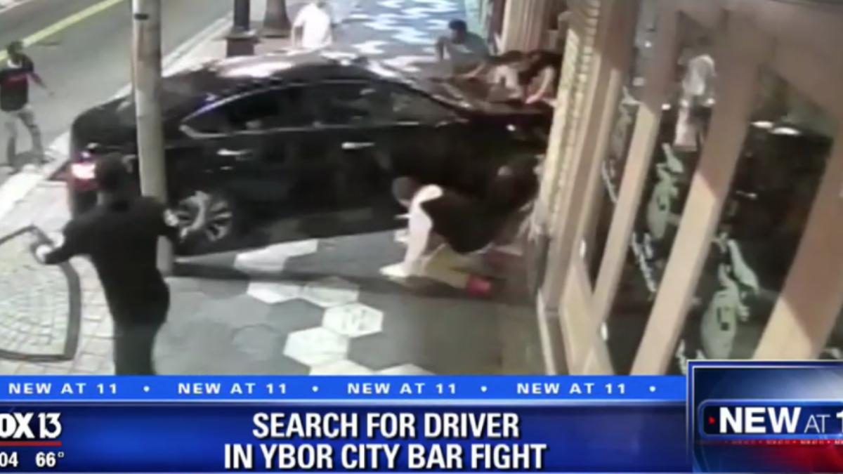 s a urcat la volan si i a lovit pe toti cu masina ca sa opreasca un scandal din strada