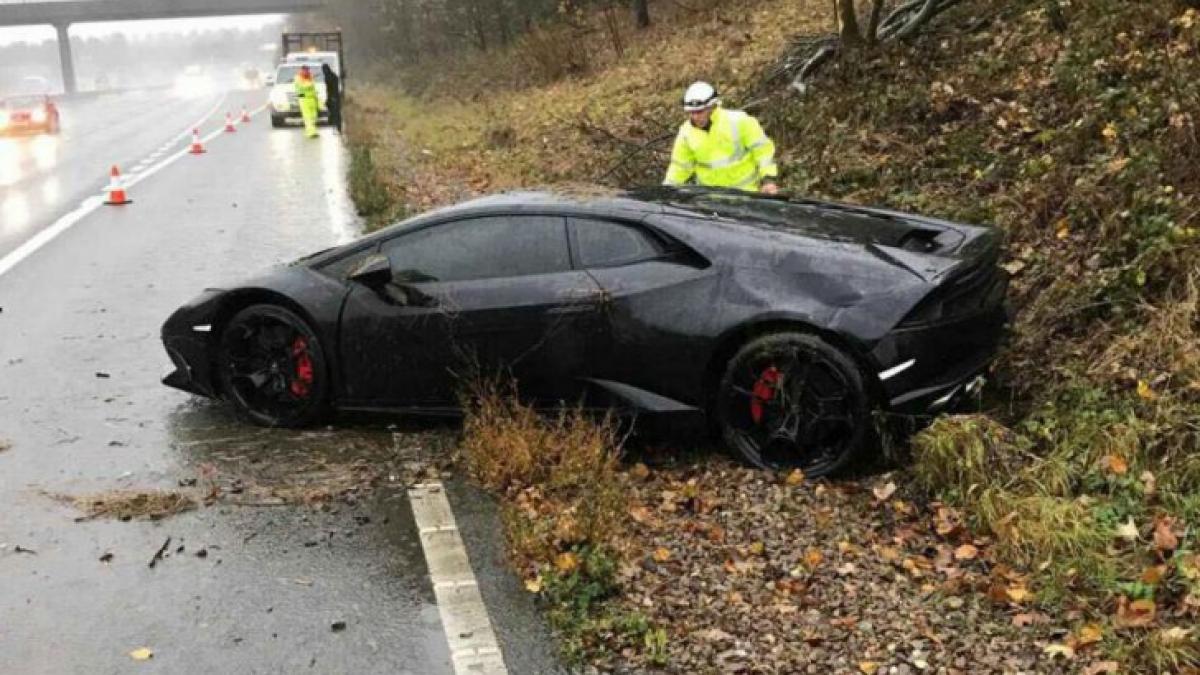 a intrat cu lamborghiniul de 200 000 de euro in copac si s a facut praf cand au vazut cine conducea