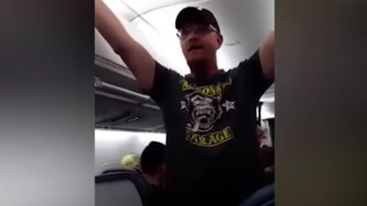 clipe de panica in timpul unui zbor ce a urmat dupa ce un sustinator al lui donald trump a inceput