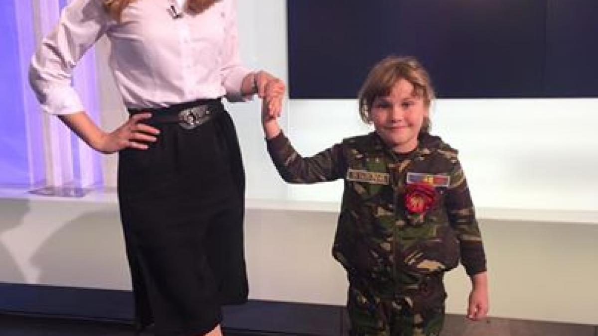 eroul zilei fetita care nu rateaza nicio parada militara