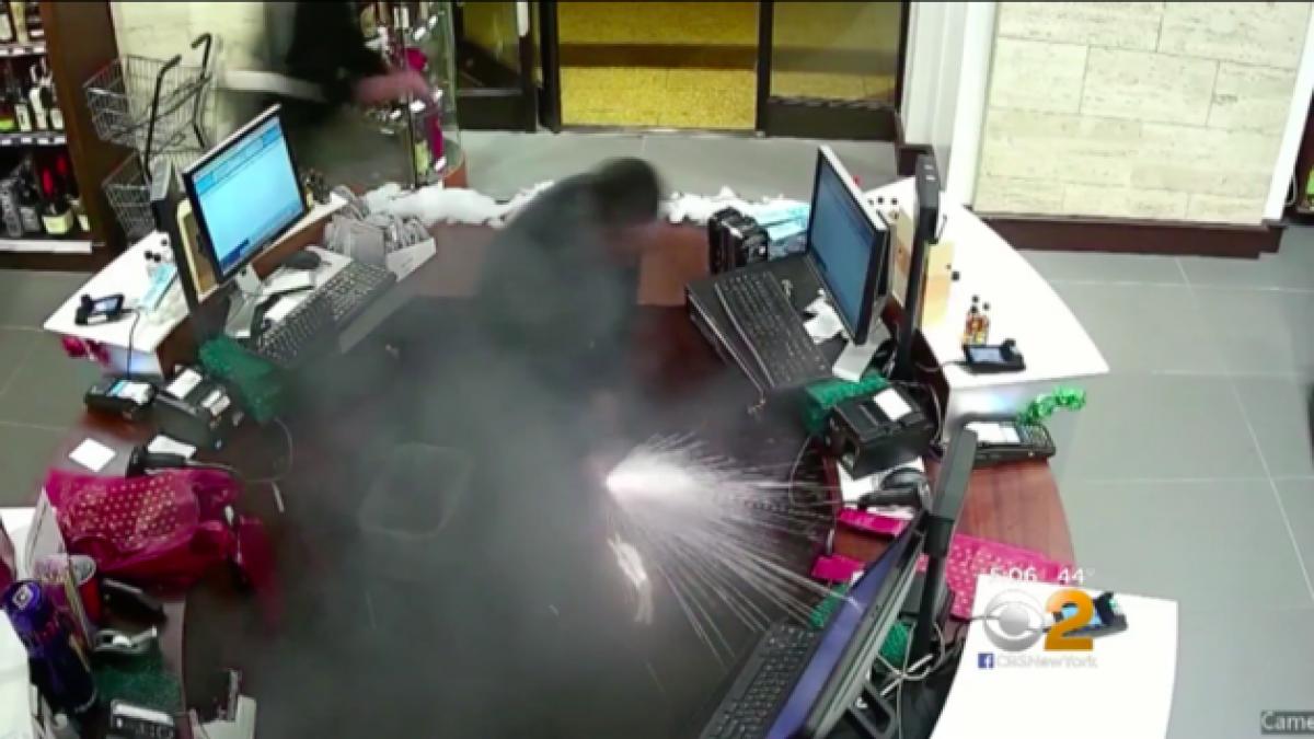 a fost ranit grav dupa ce i a explodat tigara electronica in buzunar momente dramatice video