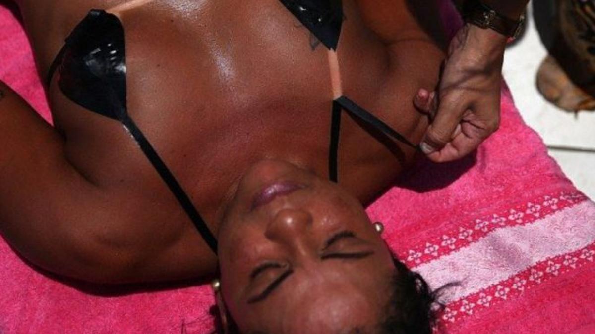 costum de baie din banda adeziva