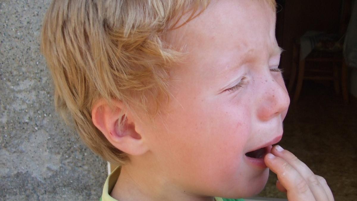 revoltator un preot bate copiii in biserica video