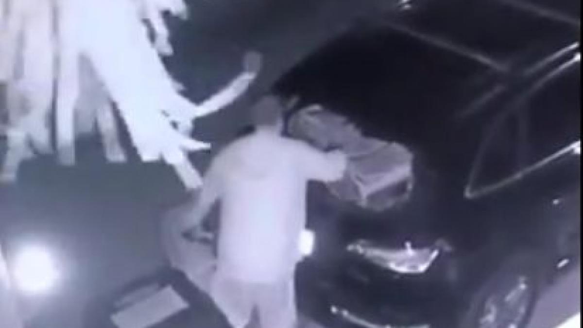 un jurat x factor ofera o recompensa consistenta pentru gasirea hotului care i a spart masina