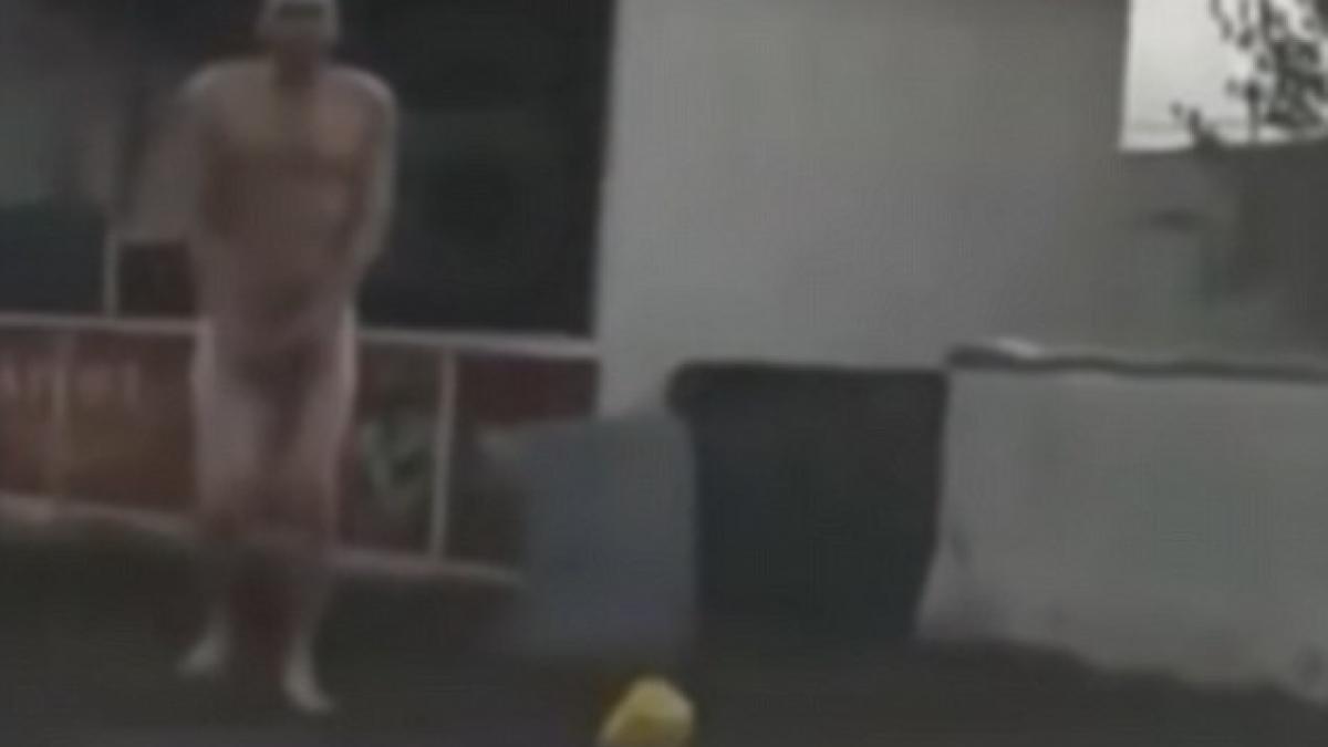 a inceput sa alerge spre masina de politie toti au izbucnit in ras cand au realizat ce se intampla