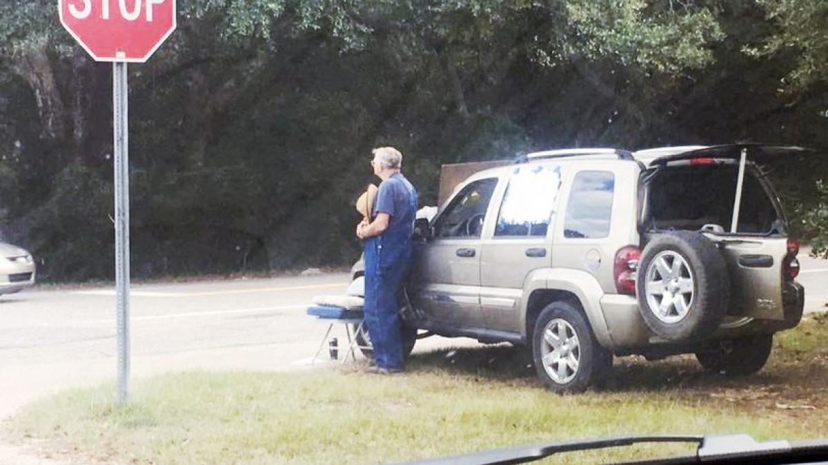 a vazut un batran de 80 de ani care statea singur pe marginea unui drum cand l a intrebat ce face