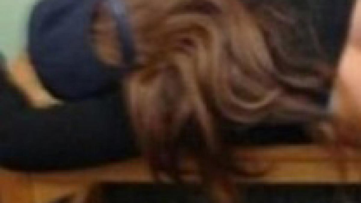 angajatii au venit la munca si au gasit o asa ce facea domnisoara in vestiar