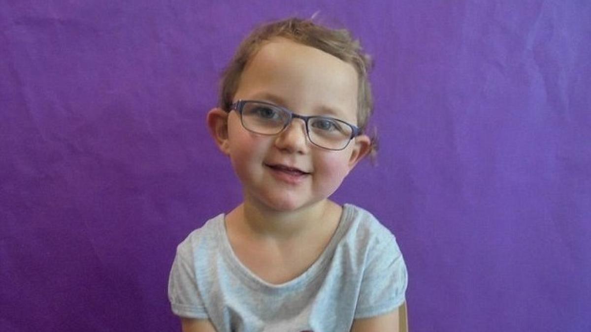 parintii sai ii interzic sa se dea jos din pat si o incuie in fiecare noapte povestea trista a