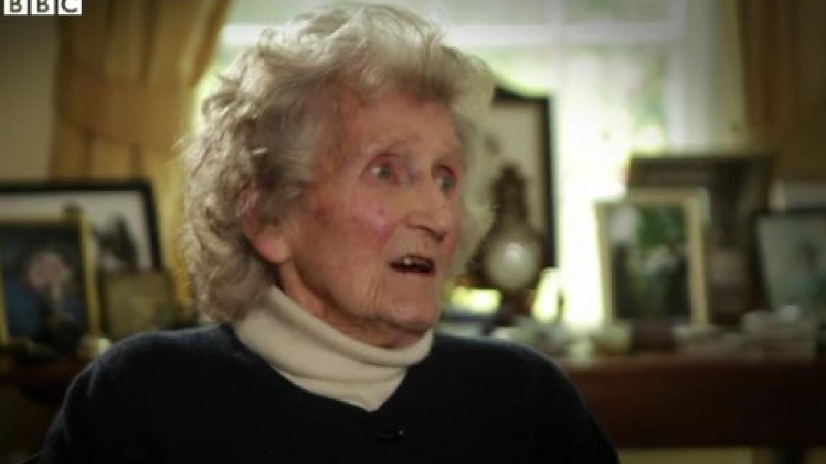 regina marii britanii este in doliu a murit cea mai buna prietena a ei