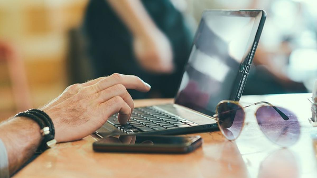 a aplicat pe internet la un job si a fost anuntat ca va avea un salariu de 6 000 de lei pe luna