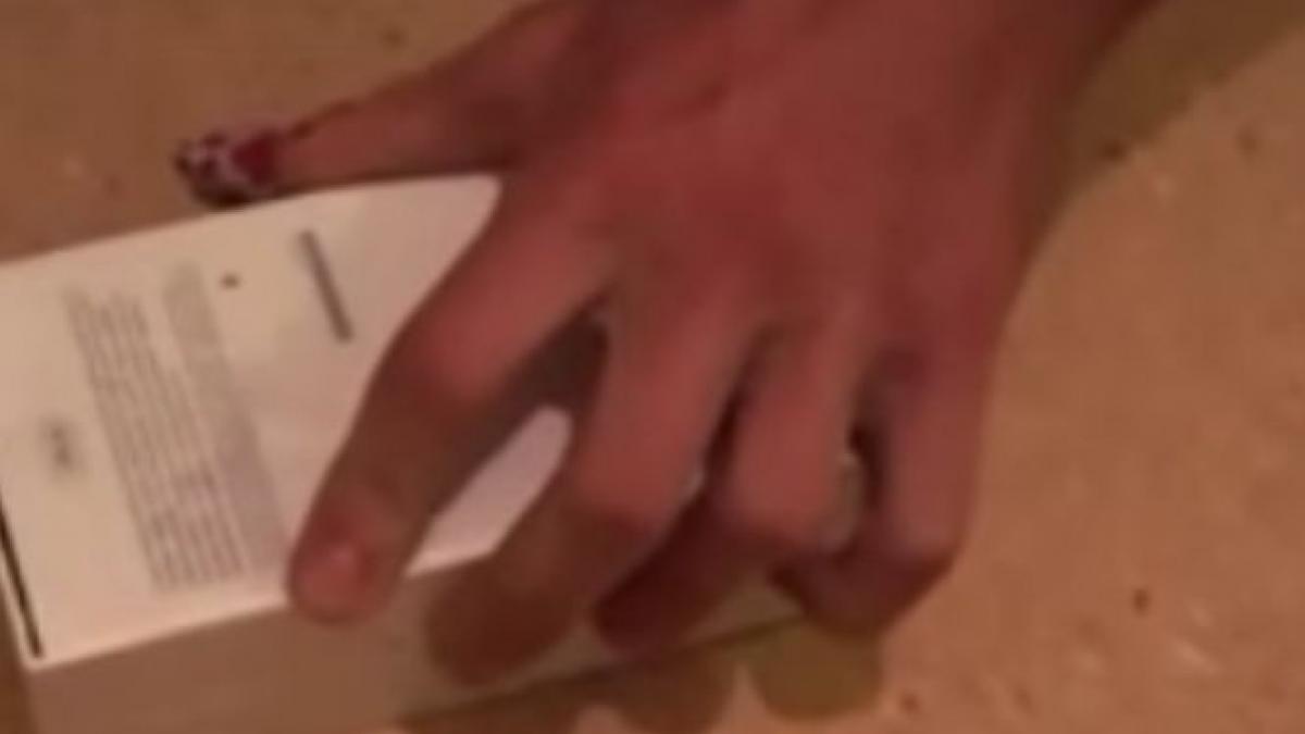 a comandat un telefon pe internet si a avut un soc cand a desfacut coletul