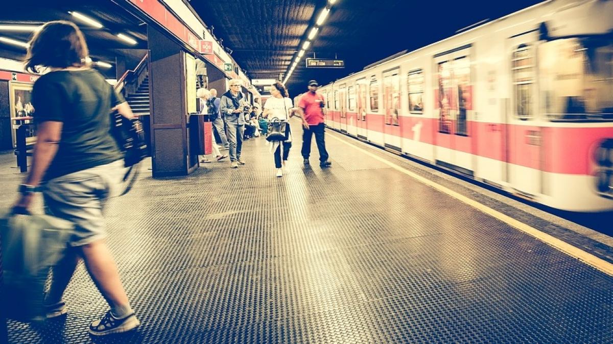 a fost gasit mort pe peron la primele ore ale diminetii calatorii au sunat imediat la politie