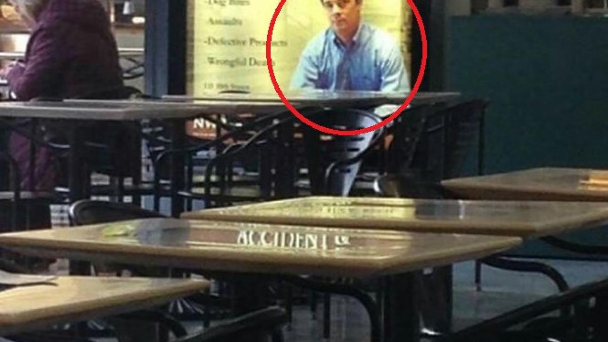 barbatul care apare in aceasta imagine nu era acolo cand a fost facuta fotografia oamenii nu si pot