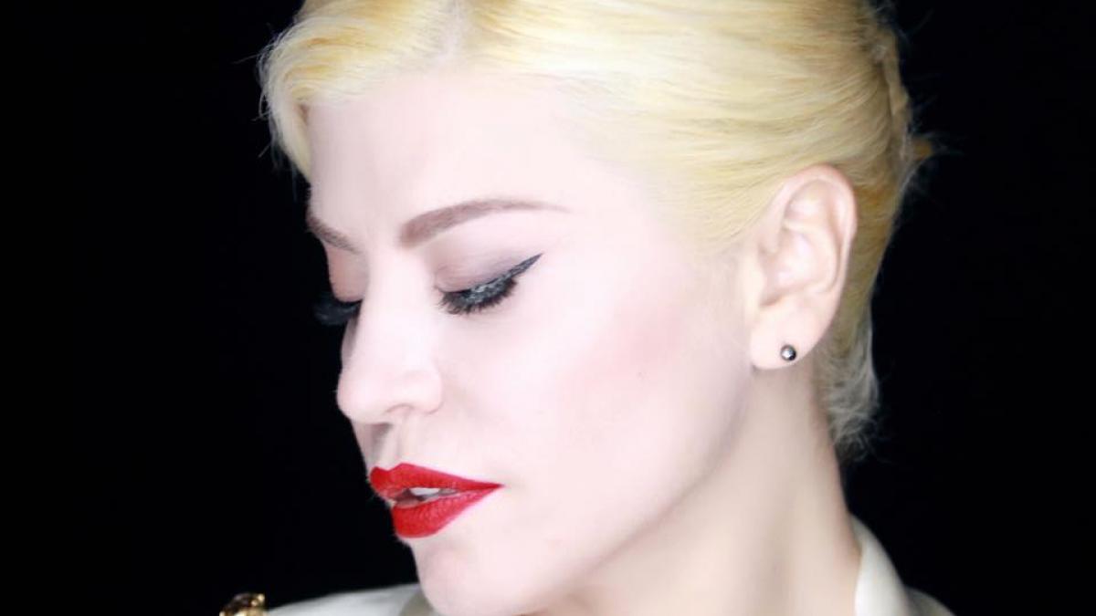 loredana groza in genunchi si cu lacrimi in ochi in fata a sute de oameni