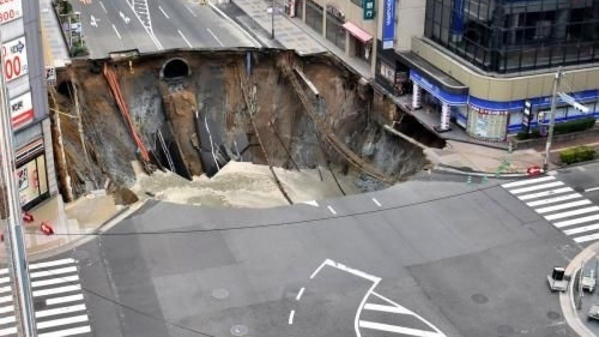 probleme grave pentru autoritatile japoneze terenul se surpa in continuare in orasul fukuoka