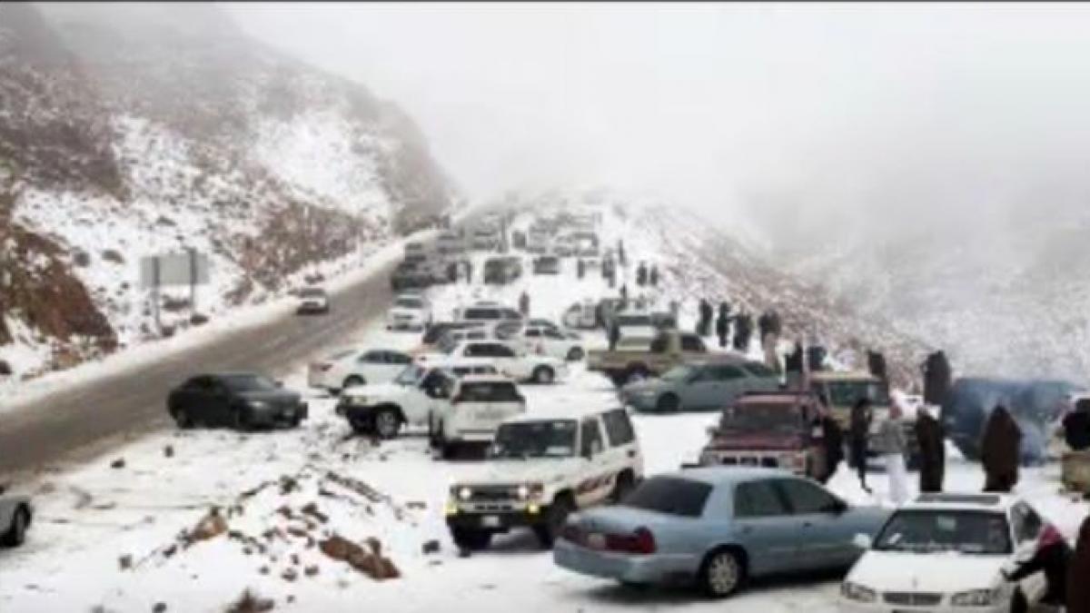 a nins in desert zapada a acoperit nisipul din arabia saudita foto si video