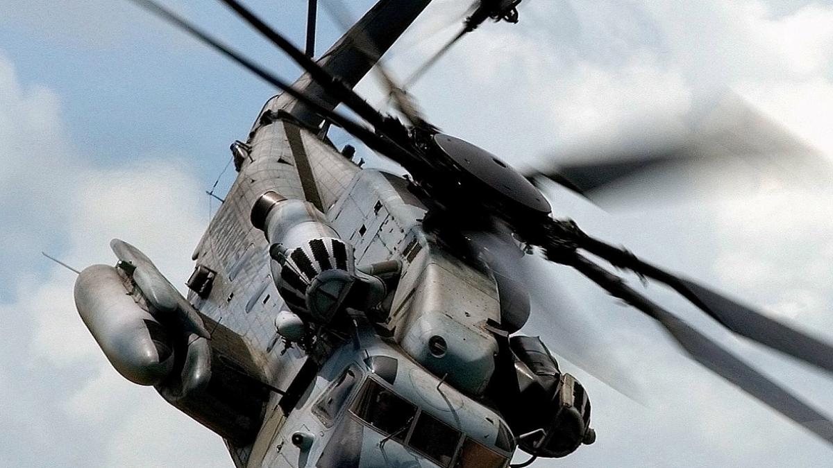 un vas militar iranian a indreptat armele spre un elicopter militar american