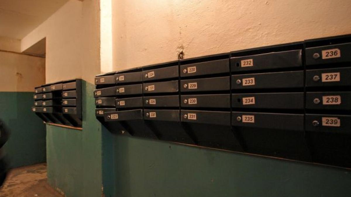 a mers sa verifice cutia postala si a fost la un pas sa lesine toti vecinii au iesit pe hol ce era