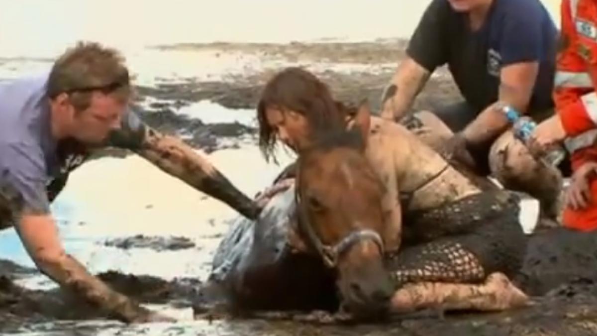 calul mai avea putin si murea inghitit de pamant dar vazand ca femeia nu il paraseste a facut un