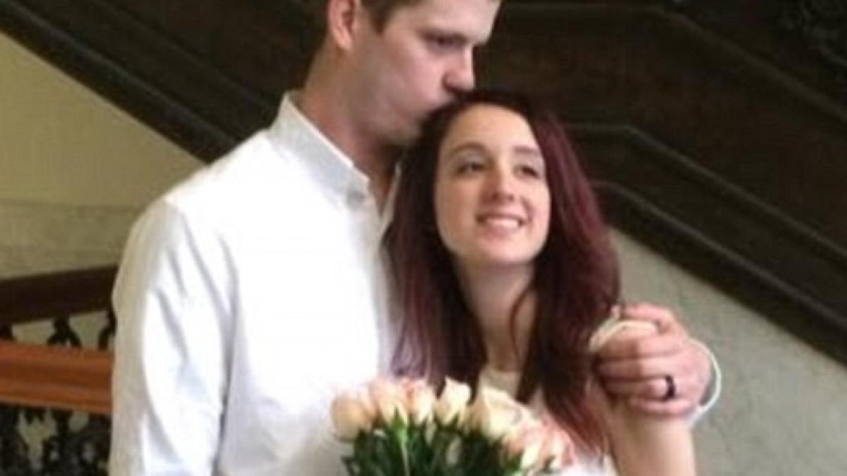 doi tineri proaspat casatoriti s au asezat la masa nici macar nu au atins mancarea dar au murit in