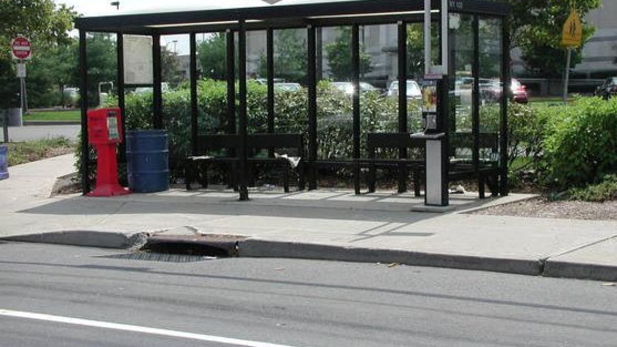 pachet bomba in statie de autobuz surpriza uriasa genisti