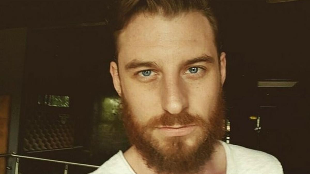 solistul unei trupe rock s a sinucis dupa ce a fost parasit de iubita colegii de trupa l au gasit