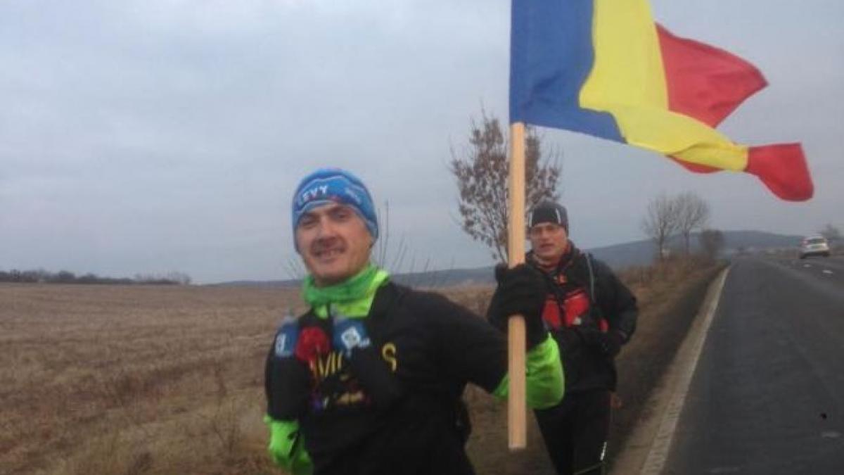 un ultramaratonist cu handicap a alergat 35 de km cu tricolorul pentru a ajunge la aba iulia