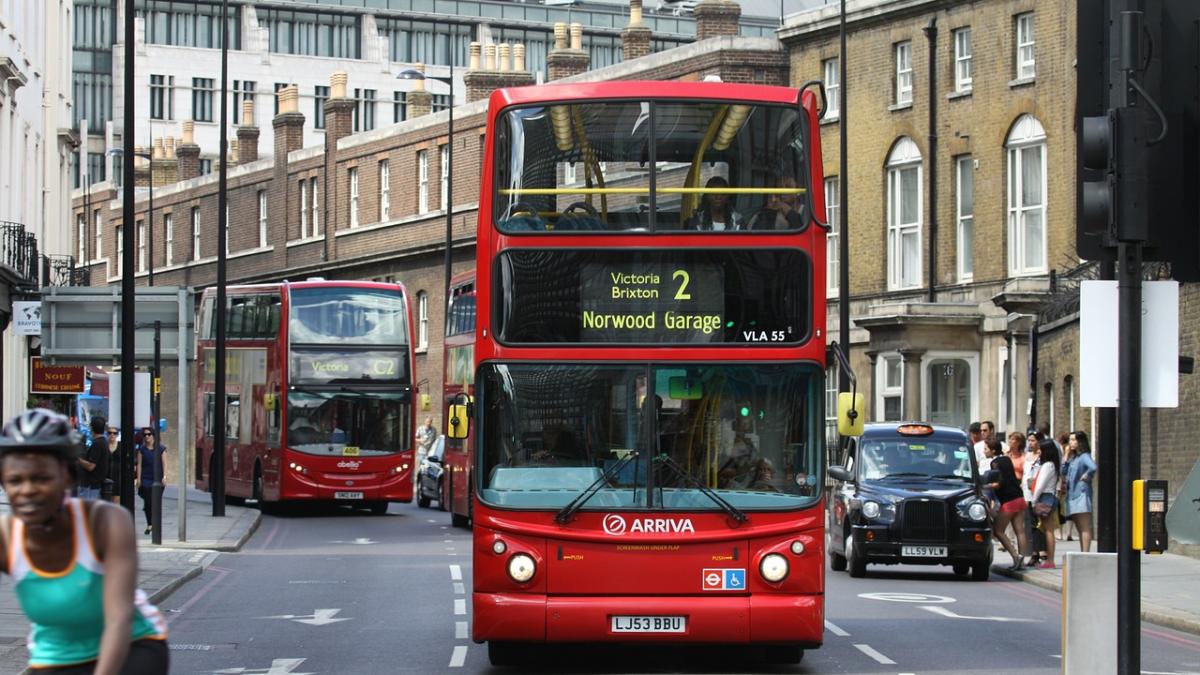 alerta in londra o strada a fost inchisa dupa ce un autobuz a luat foc