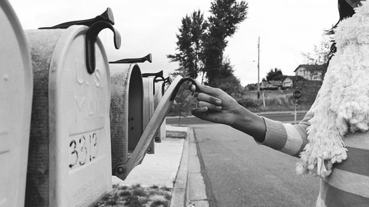 o blonda si a pierdut buletinul in bar dupa un an l a gasit la posta cu un mesaj uluitor ce scria