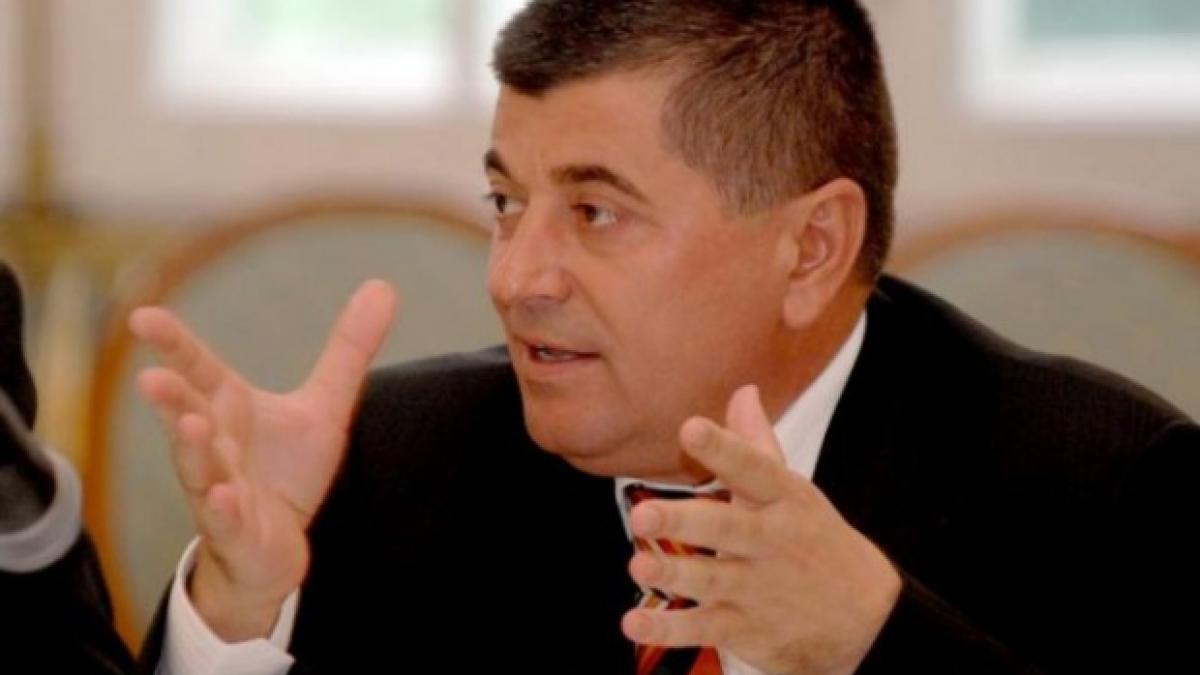 primarul din busteni surprins cu mana intr un loc nepotrivit de ziua nationala foto