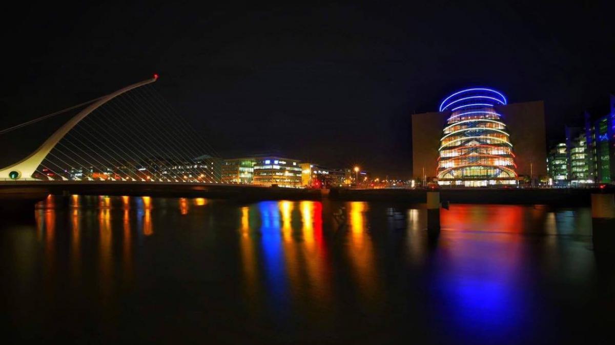 tricolorul roman afisat intr o mare capitala europeana oamenii au fost uluiti